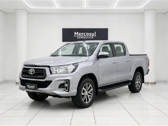 TOYOTA HILUX 2.8 SR 4X4 CD 16V DIESEL 4P AUTOMÁTICO TOYOTA HILUX 2.8 SR 4X4 CD 16V DIESEL 4P AUTOMÁTICO